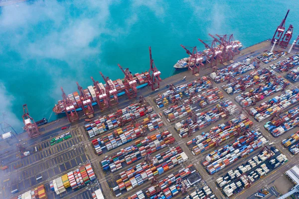 Vista superior aérea del buque de carga de contenedores en la exportación e importación — Foto de Stock