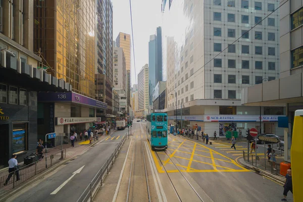 Tram-of busweergave. Menigte van mensen op straat van Central district. — Stockfoto