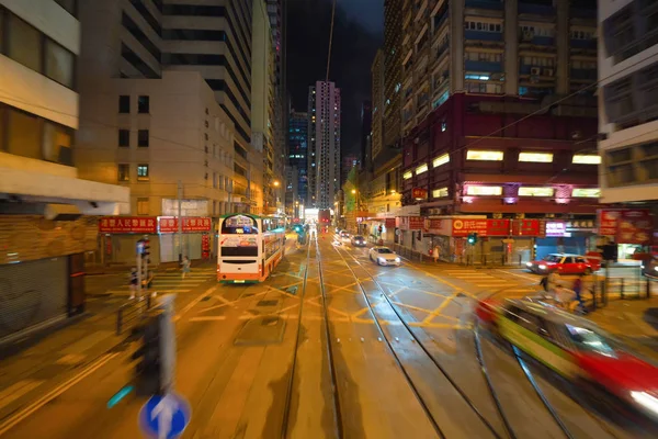 Vervaag de achtergrond van de tram-of busweergave 's nachts. Menigte van mensen op — Stockfoto