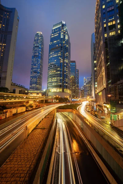 Автодорога дорога в центрі Гонконгу. Фінансовий округ та БУСІН — стокове фото