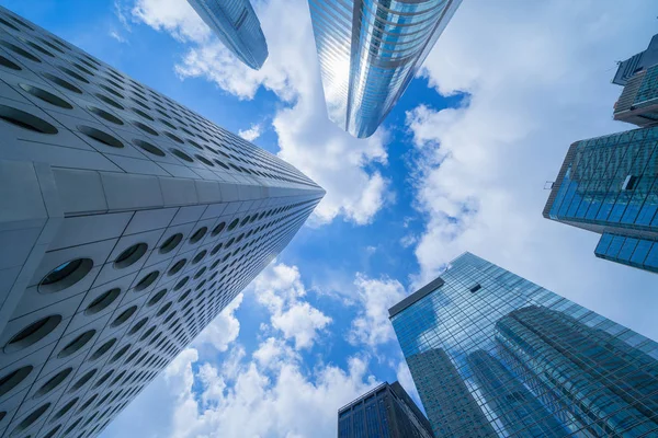 Patrząc na wysoki wzrost budynków biurowych, wieżowce, architekt — Zdjęcie stockowe
