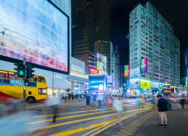 Zebra veya yaya geçidi üzerinde sokakta yürüyen insan kalabalığı