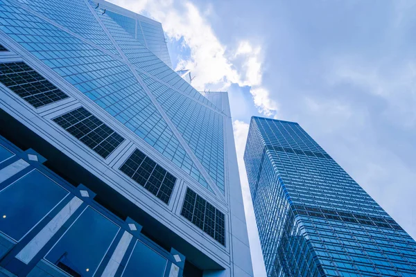 Patrząc na wysoki wzrost budynków biurowych, wieżowce, architekt — Zdjęcie stockowe