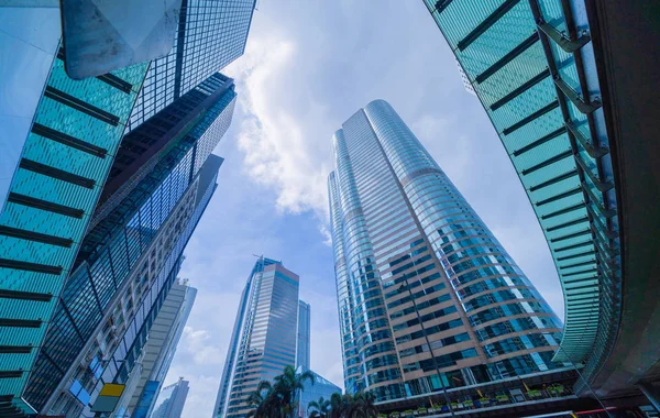 Olhando para edifícios de escritórios altos, arranha-céus, arquiteto — Fotografia de Stock