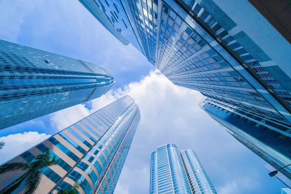 Mirando hacia arriba a edificios de oficinas de gran altura, rascacielos, arquitecto —  Fotos de Stock