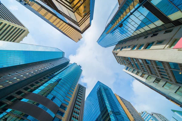 En regardant vers les immeubles de bureaux, gratte-ciel, architecte — Photo