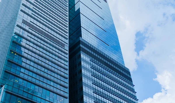 Op zoek naar hoogbouw kantoorgebouwen, wolkenkrabbers, architect — Stockfoto