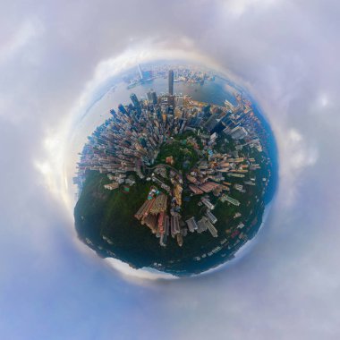 Küçük gezegen 360 derece küre kuşlar göz görünümü. Panoramik görünüm o