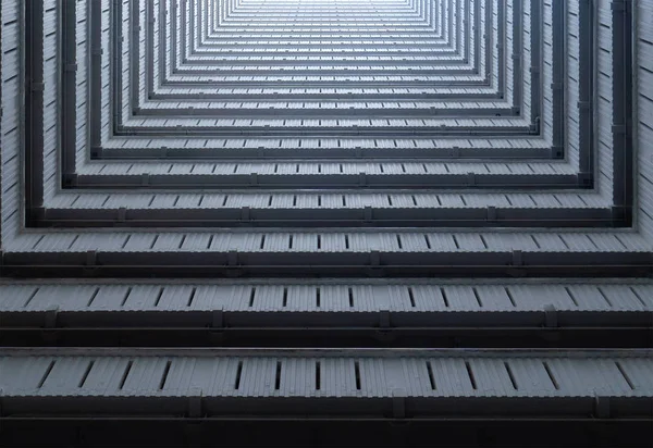 Вид знизу сходів будівельних підлог з копіювальним простором для будівництва — стокове фото