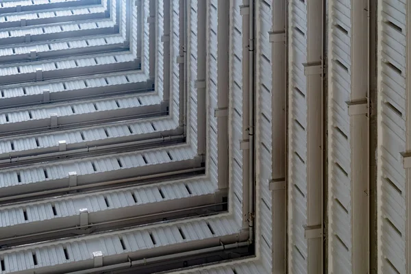 Vista inferior de los pisos del edificio de la pila con espacio de copia para constru —  Fotos de Stock