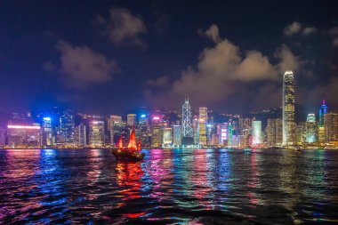 Aqua Luna gökdelen buil ile Hong Kong Downtown yelken