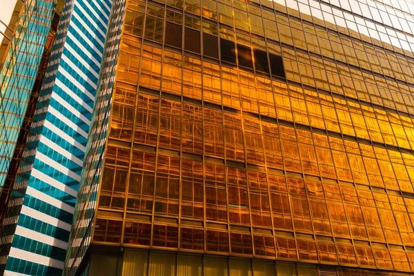 황금 건물입니다. t에서 현대 사무실 마천루의 윈도우 유리 — 스톡 사진