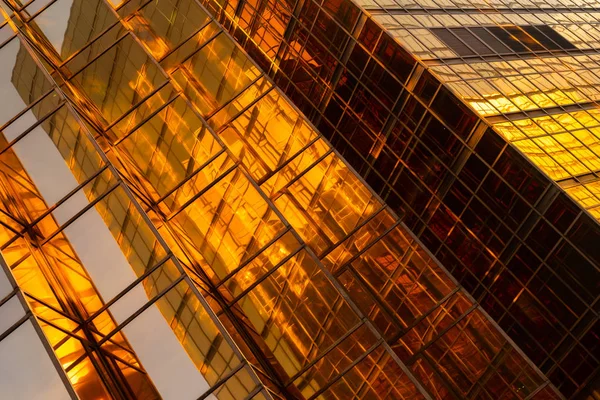 Edifício dourado. Vidro Windows de arranha-céus de escritório moderno em t — Fotografia de Stock