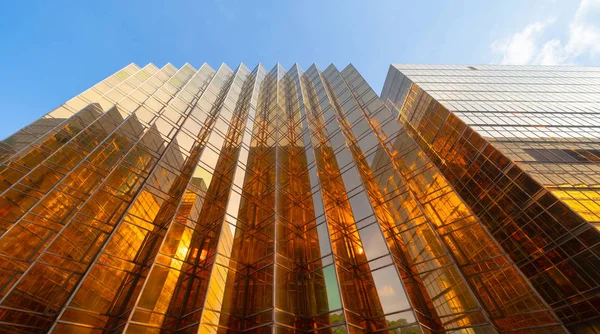 Edificio dorato. Vetro di finestre di grattacieli di ufficio moderni in t — Foto Stock