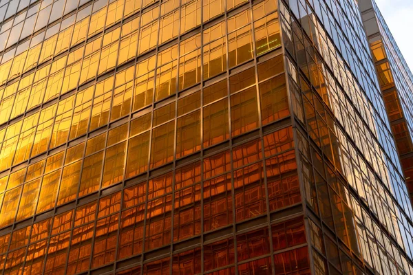 Edificio dorado. Ventanas de vidrio de rascacielos de oficina modernos en t —  Fotos de Stock