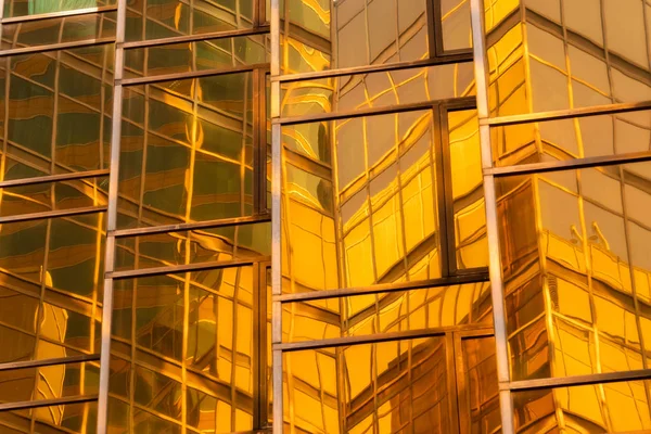 Goldenes Gebäude. Fenster Glas von modernen Bürohochhäusern in t — Stockfoto