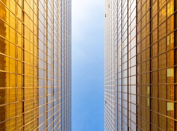 Edificio dorado. Ventanas de vidrio de rascacielos de oficina modernos en t — Foto de Stock