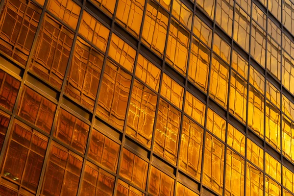 Goldenes Gebäude. Fenster Glas von modernen Bürohochhäusern in t — Stockfoto