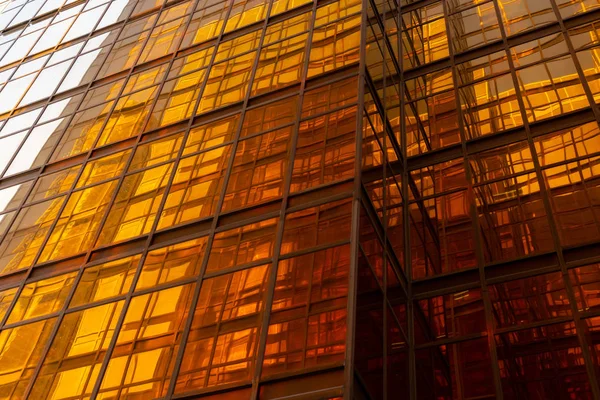 Edifício dourado. Vidro Windows de arranha-céus de escritório moderno em t — Fotografia de Stock