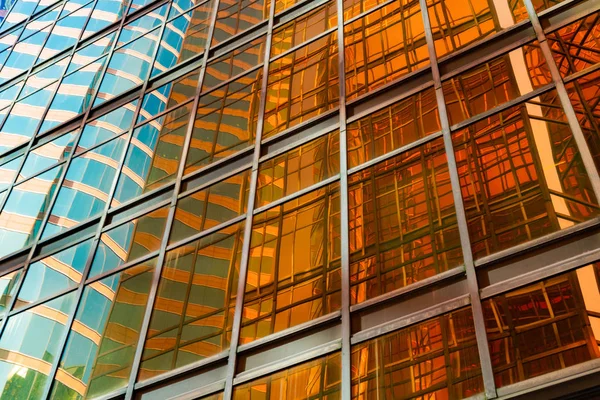 Edificio dorado. Ventanas de vidrio de rascacielos de oficina modernos en t —  Fotos de Stock