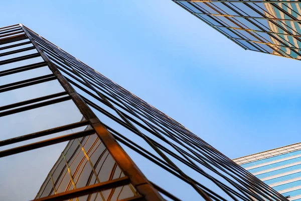 Edifício dourado. Vidro Windows de arranha-céus de escritório moderno em t — Fotografia de Stock