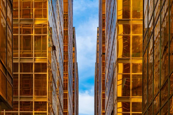 Arany épület. Windows pohár modern irodai felhőkarcolók a t — Stock Fotó