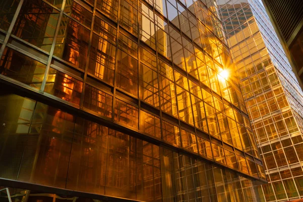 Edificio dorado. Ventanas de vidrio de rascacielos de oficina modernos en t —  Fotos de Stock