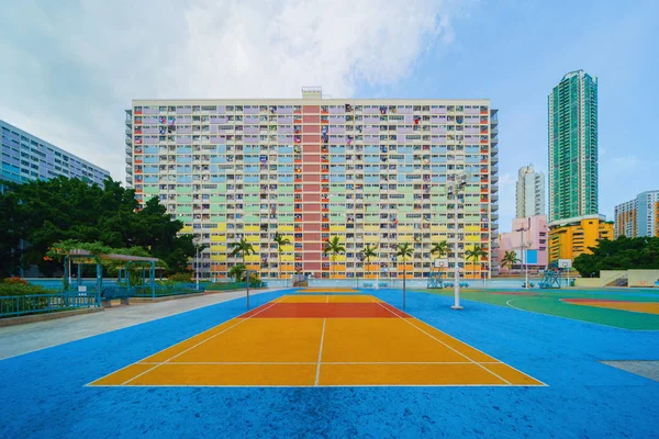 Färgglada rainbow pastel byggnad med basketplan och facad — Stockfoto