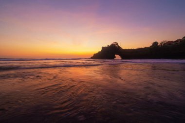Gün batımında Bali'de Pura Tanah Lot yakınlarındaki kayalık. Bu bir tanesidir 