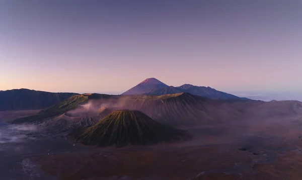 Luchtfoto van Mount Bromo bij zonsopgang. Een actieve vulkaan, een van — Stockfoto