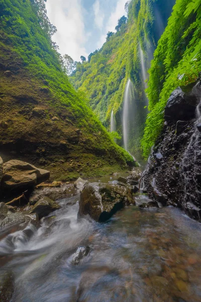 Cachoeira Madakaripura no parque nacional. A cachoeira mais alta i — Fotografia de Stock
