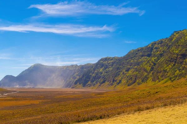 Campo amarelo com montanhas. Bromo Savanna Green Hill no nat — Fotografia de Stock