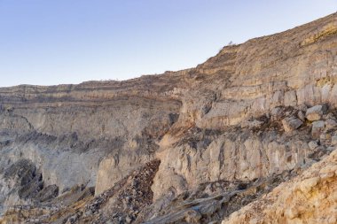 Turkuaz kükürt su lak ile Kawah Ijen yanardağ kaya kayalık