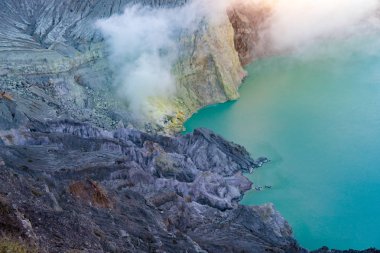 Turkuaz kükürt su lak ile Kawah Ijen yanardağ kaya kayalık