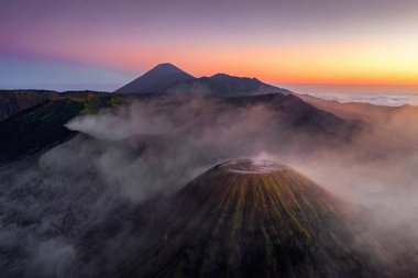 Gün doğumunda Bromo Dağı'nın havadan görünümü. Aktif bir yanardağ, bir