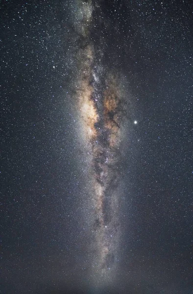 Закрыть молочный путь яркими звездами на голубом небе ночью — стоковое фото