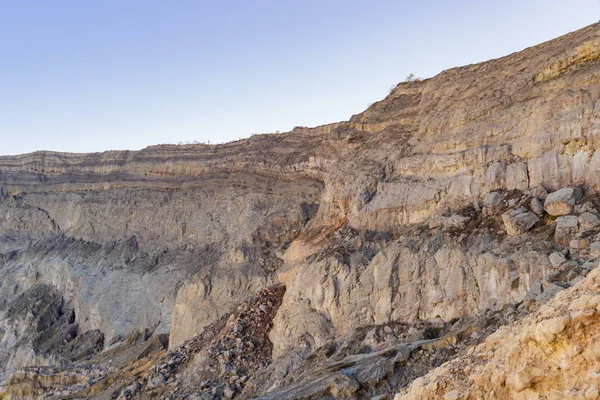 Rochedo penhasco no vulcão Kawah Ijen com água turquesa enxofre lak — Fotografia de Stock