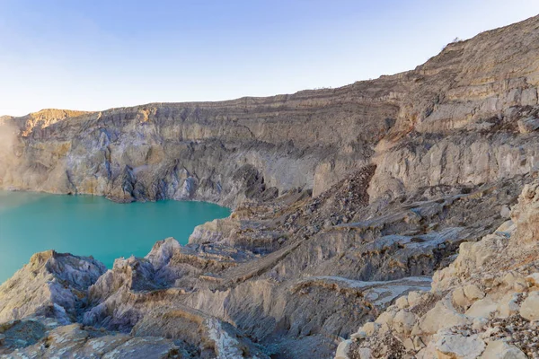 Rotswand op Kawah Ijen vulkaan met Turquoise zwavel water lak — Stockfoto