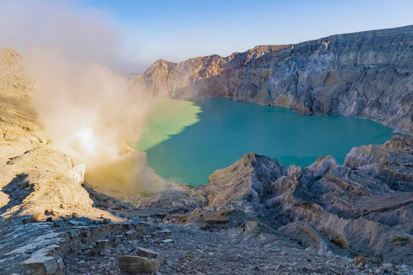 Rotswand op Kawah Ijen vulkaan met Turquoise zwavel water lak — Stockfoto