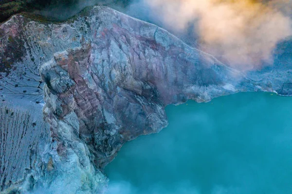 Aerial view of rock cliff at Kawah Ijen volcano with turquoise s — Stock Photo, Image