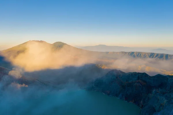 Вид с воздуха на скалу у вулкана Кава Иджен с бирюзовым соком — стоковое фото