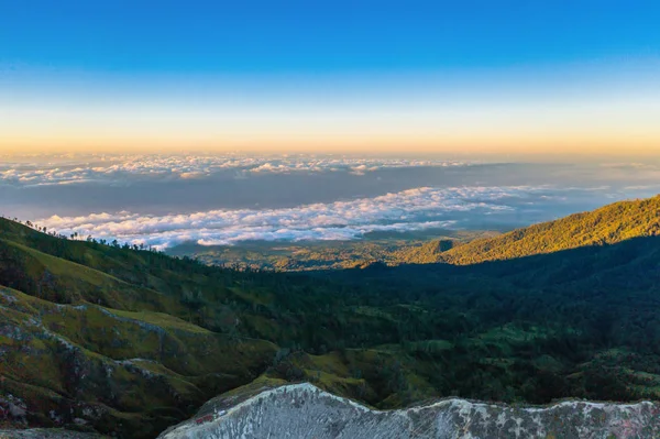 Вид с воздуха на скалу у вулкана Кава Иджен с бирюзовым соком — стоковое фото