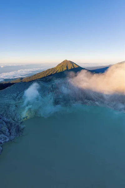 Luchtfoto van rots klif op Kawah Ijen vulkaan met Turquoise s — Stockfoto