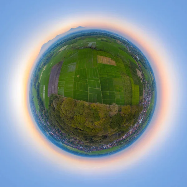 Pequeño planeta esfera de 360 grados. Panorama de vista aérea superior de — Foto de Stock