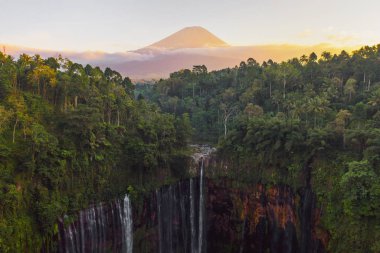 Sunr'da Tumpak Sewu şelalesi ve Semeru dağının havadan görünümü