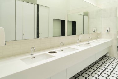 Umumi tuvaletteki beyaz mermer seramik lavabo., 