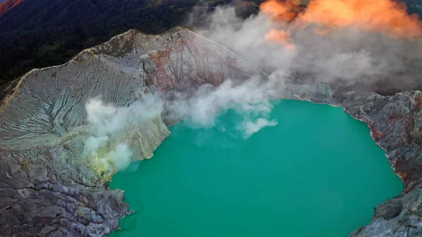 Luchtfoto van rots klif op Kawah Ijen vulkaan met Turquoise s — Stockfoto