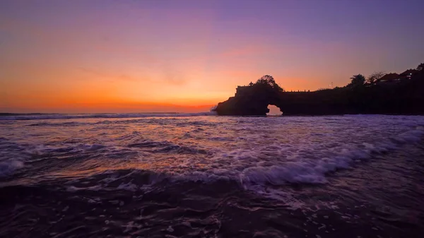 Rock Cliff nära Pura Tanah Lot, på Bali vid solnedgången. Det är en av — Stockfoto