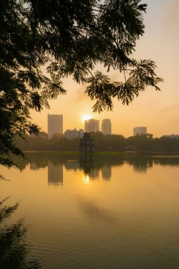 Modern gökdelen binaları ve yansıması olan kaplumbağa kulesi. 