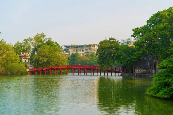 Den röda bron i offentlig park trädgård med träd och reflektion i — Stockfoto